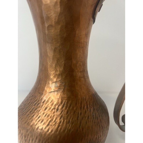 VTG Hand Hammered Copper Pitcher Over 7” Tall scroll handle brutalist style. - Picture 6 of 13